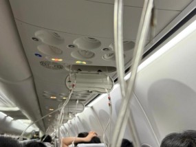 上海飞东京航班疑从万米极速降落至三千米，亲历者称“氧气面罩突然掉落”，多方回应