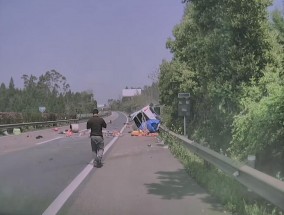 高速遇车辆爆胎侧翻三人被困，重庆师生“教科书式”救援：老师撑住车门，学生指挥交通